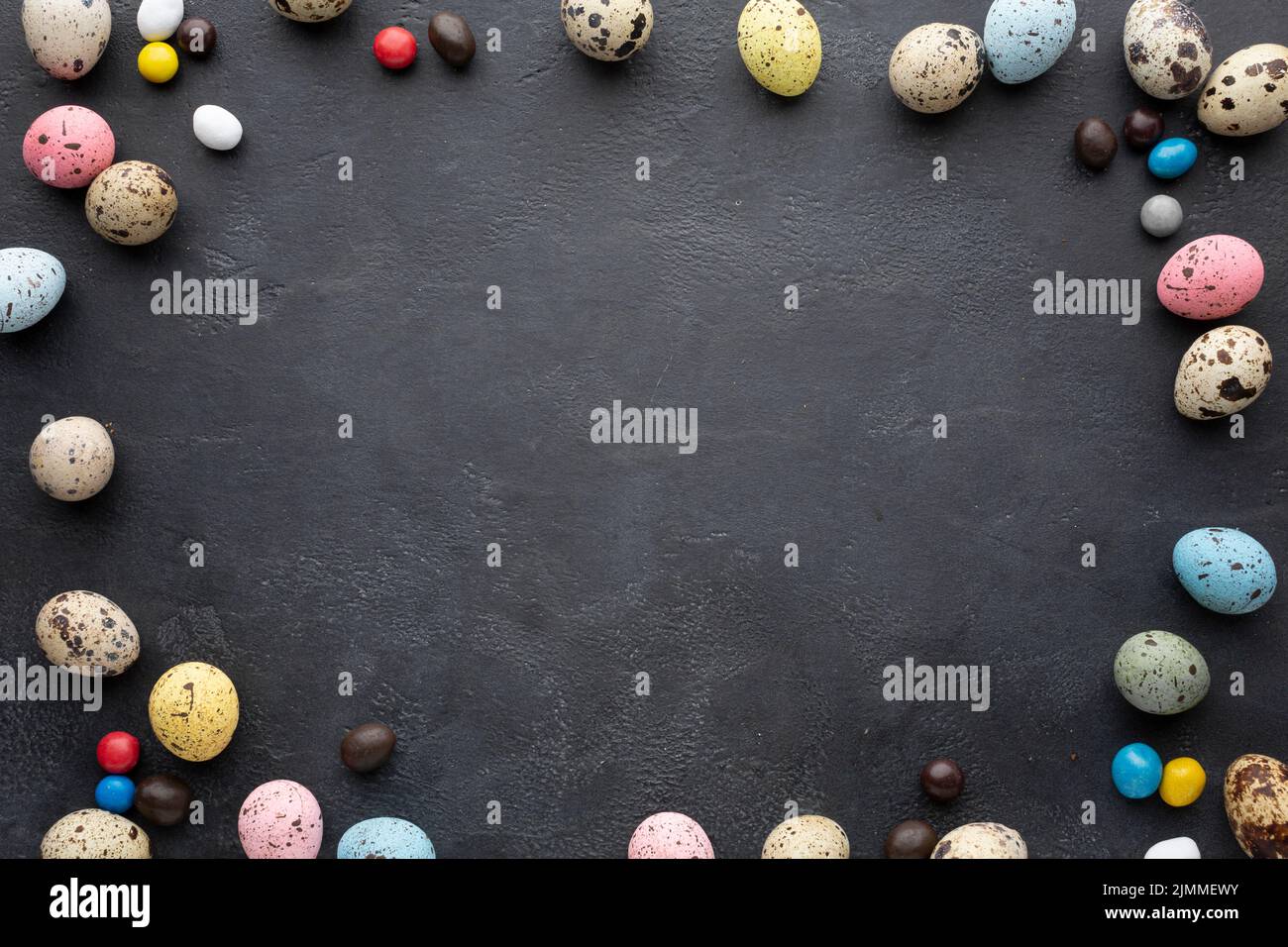 Cornice di uova di Pasqua con sfondo caramella ardesia Foto Stock