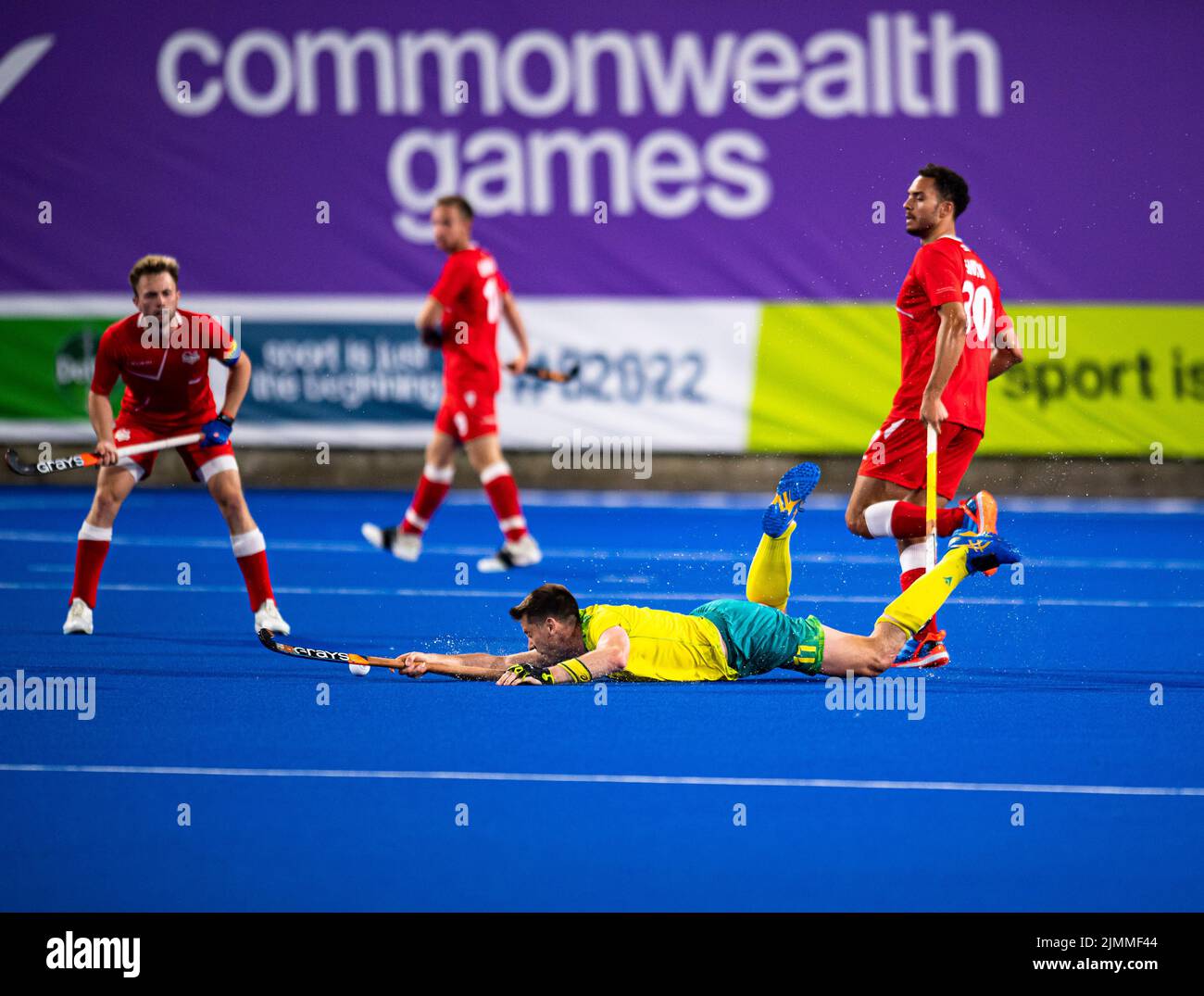 BIRMINGHAM, REGNO UNITO. 06th ago 2022. Edward OCKENDEN of Australia (Capt.) (Centro) prova a prendere la palla durante Men's Hockey semifinali Inghilterra vs Australia di Birmingham 2022 - Giochi del Commonwealth alla Birmingham University Sabato 06 agosto 2022 a BIRMINGHAM, REGNO UNITO. Credit: Taka Wu/Alamy Live News Foto Stock