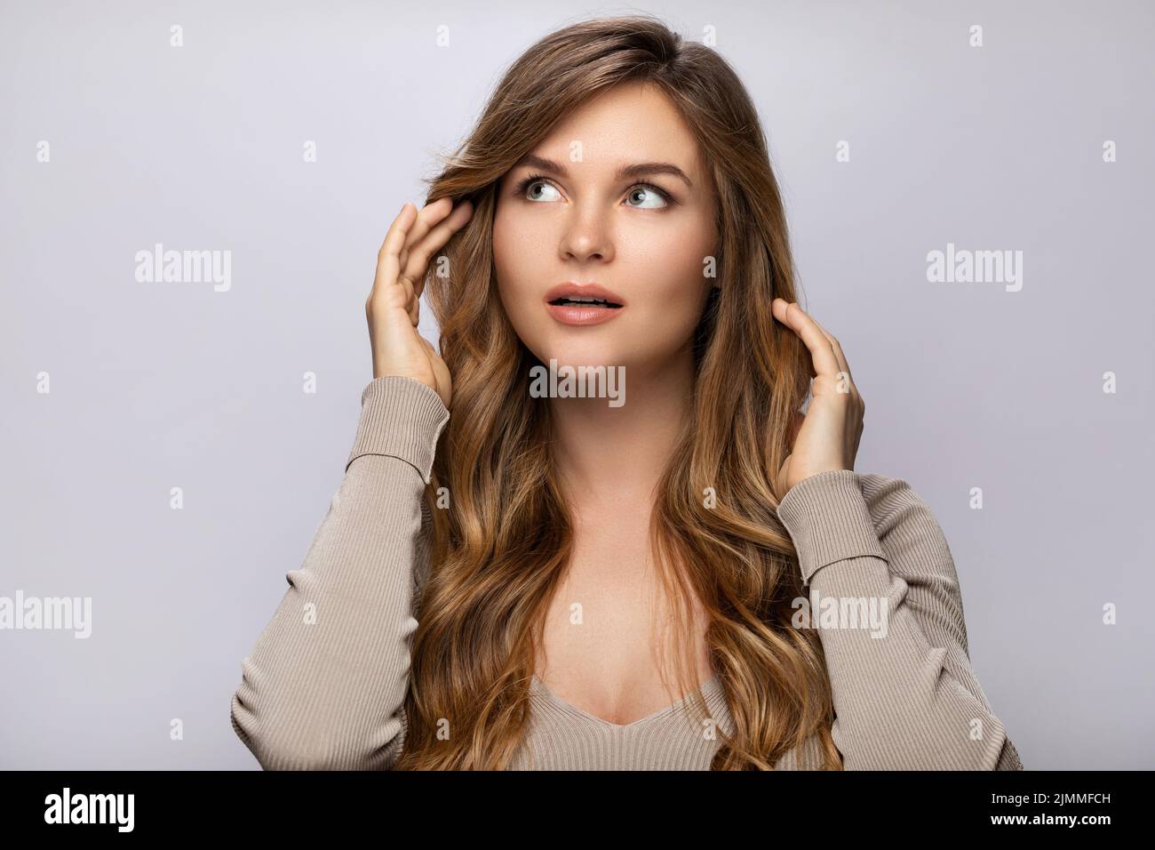 Ritratto di giovane bella donna con un acconciatura riccia Foto Stock