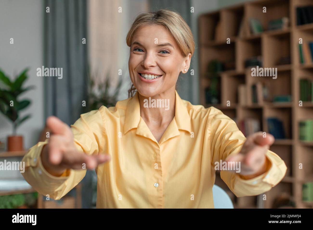 Ritratto della testa di una donna sorridente che parla alla macchina fotografica, webinar principale dell'insegnante, che si diverti con una piacevole conversazione Foto Stock