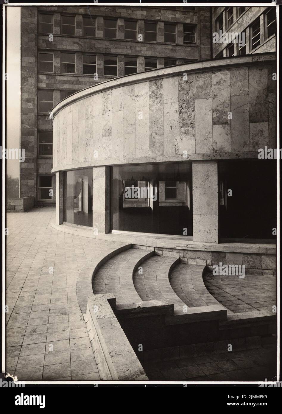 Poelzig Hans (1869-1936), I.G.-Colors a Francoforte sul meno. Edificio amministrativo (1928-1928): Sala centrale dall'esterno. Foto su carta, 23,6 x 17,2 cm (inclusi i bordi di scansione) Foto Stock