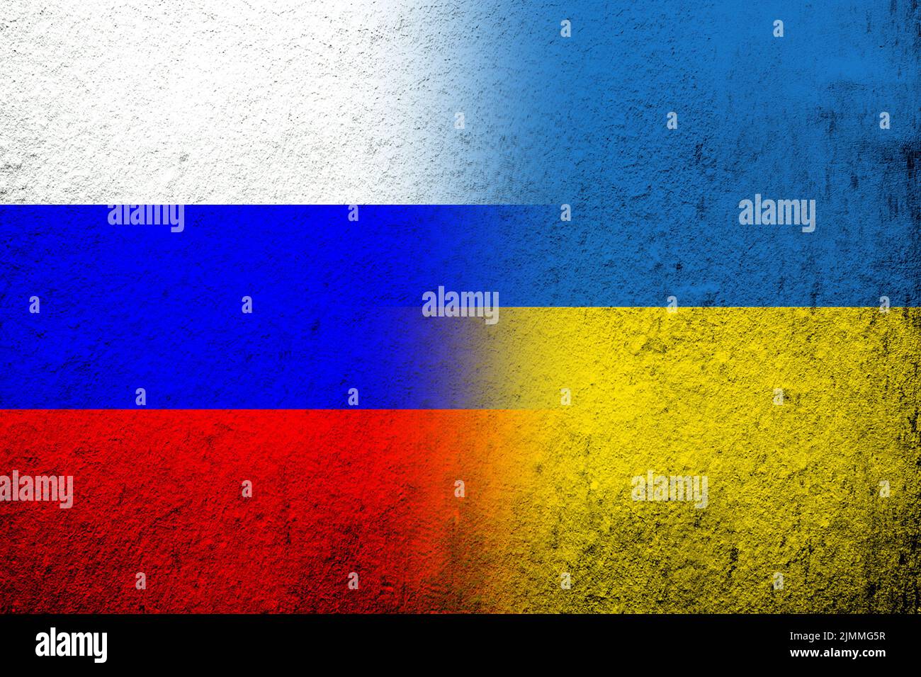 Bandiera nazionale della Federazione russa con bandiera nazionale dell'Ucraina. Grunge sfondo Foto Stock