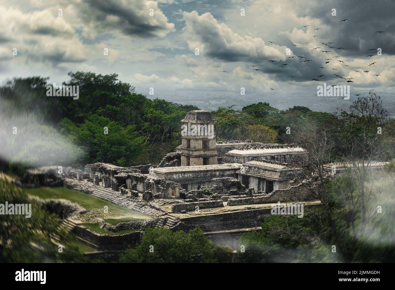 Antica città Maya mistica nascosta nella giungla selvaggia Foto Stock