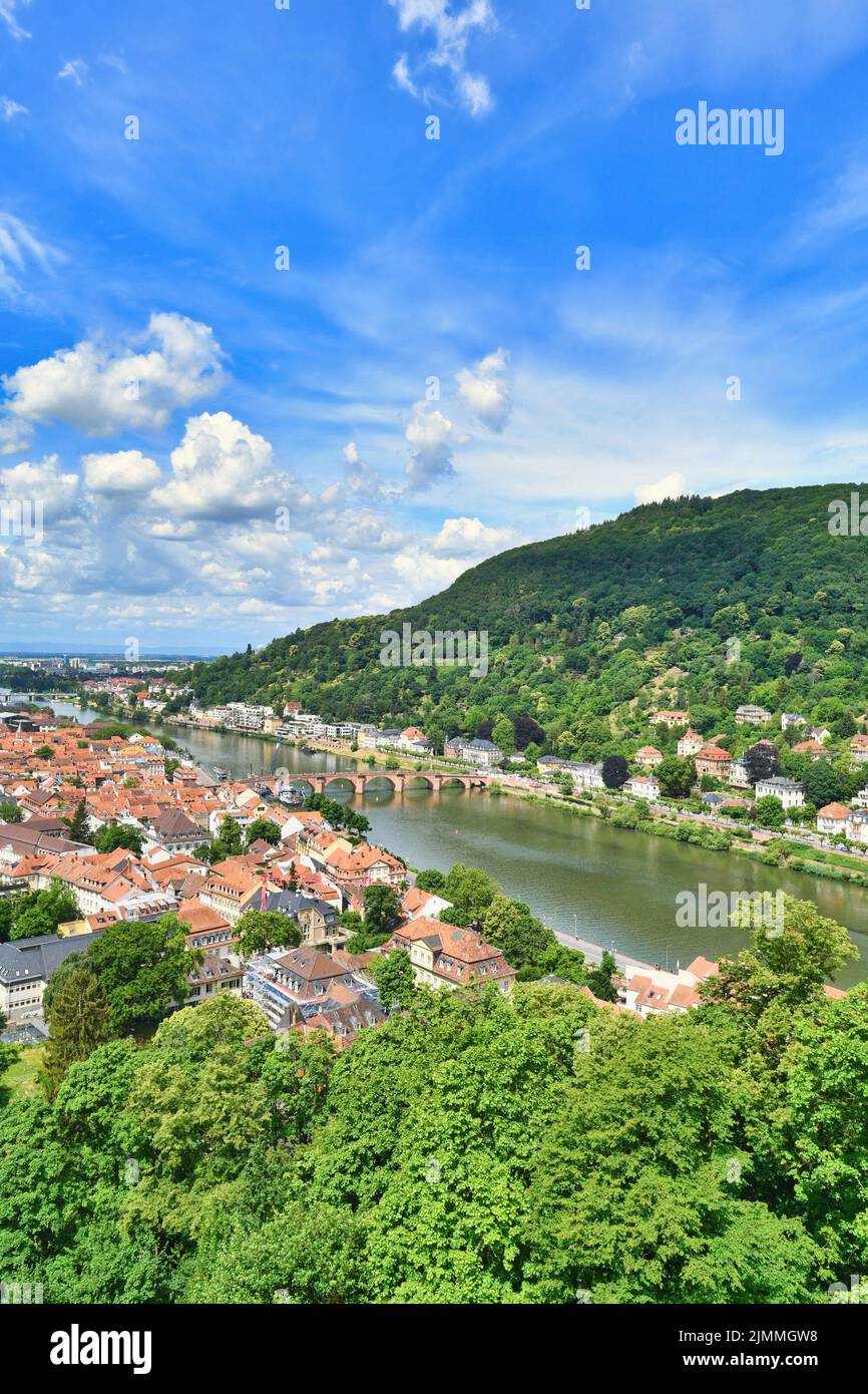 Vista sul fiume Neckar, sulla collina Heiligenberg e sulla storica città vecchia di Heidelberg in Germania Foto Stock