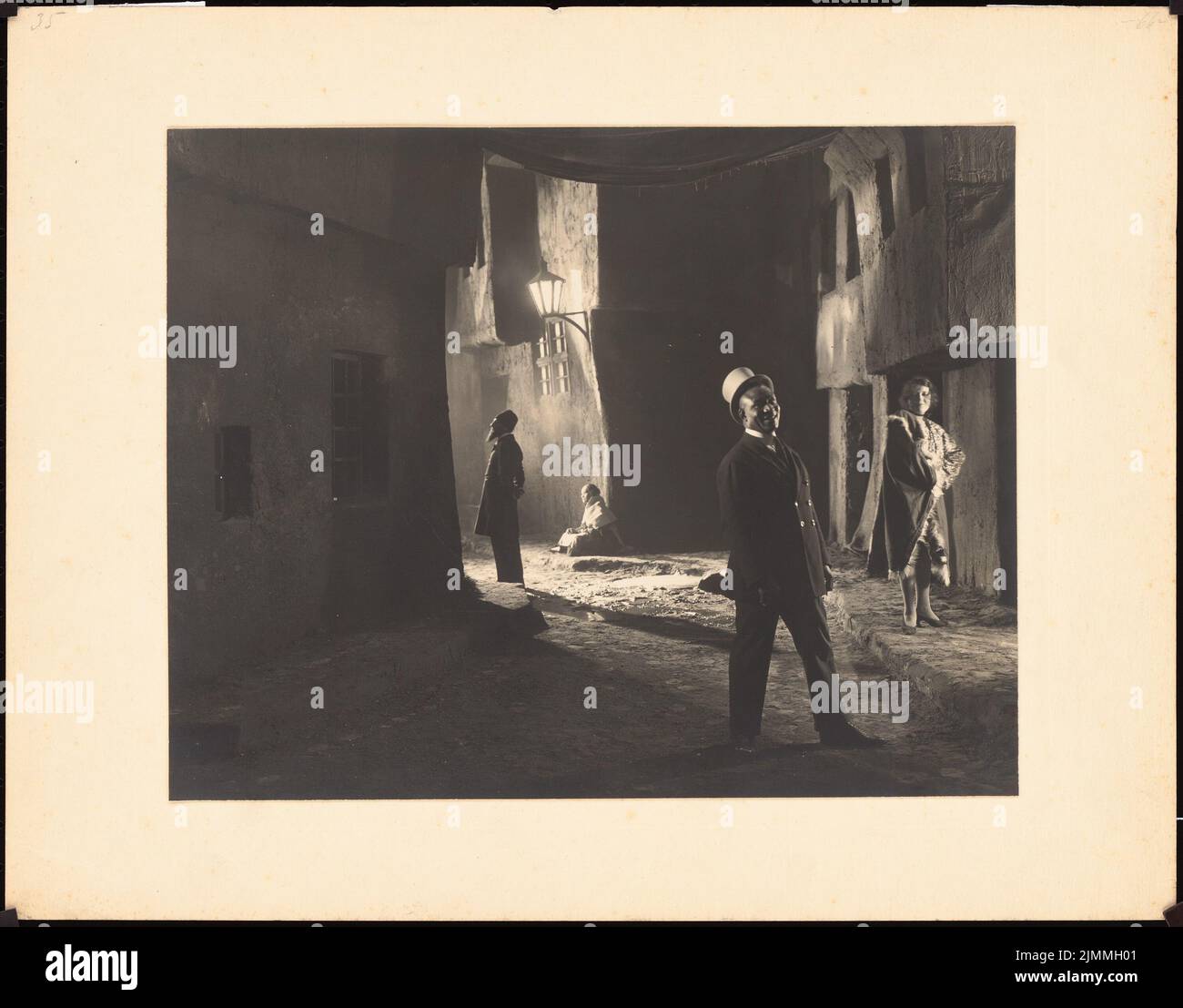 Poelzig Hans (1869-1936), decorazione cinematografica: Buddha viventi (1922-1922): Scene di strada. Foto su cartone, 30,6 x 39,1 cm (inclusi i bordi di scansione) Foto Stock