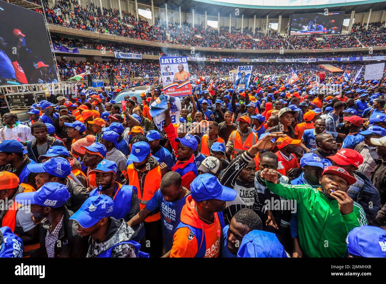 Nairobi, Kenya. 06th ago 2022. I tifosi di Azimio la Umoja Kenya Kwanza si riuniscono durante il raduno finale delle coalizioni al Kasarani Stadium. L'Azimio la Umoja One Kenya Final Rally si è tenuto al Moi International Stadium-Kasarani. Credit: SOPA Images Limited/Alamy Live News Foto Stock