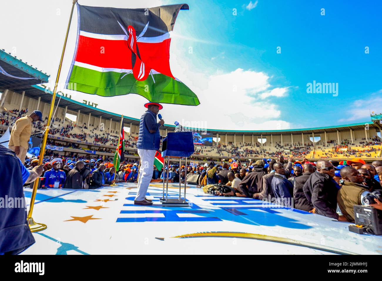 Nairobi, Kenya. 06th ago 2022. Il candidato presidenziale di Azimio la Umoja One Kenya Raila Odinga ha tenuto un discorso durante il raduno finale delle coalizioni al Kasarani Stadium. L'Azimio la Umoja One Kenya Final Rally si è tenuto al Moi International Stadium-Kasarani. Credit: SOPA Images Limited/Alamy Live News Foto Stock