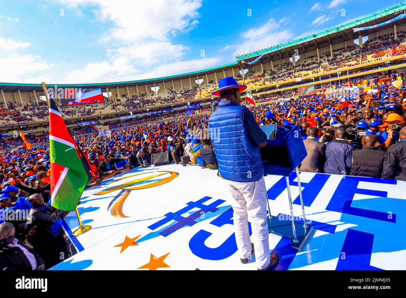 Il candidato presidenziale di Azimio la Umoja One Kenya Raila Odinga ha tenuto un discorso durante il raduno finale delle coalizioni al Kasarani Stadium. L'Azimio la Umoja One Kenya Final Rally si è tenuto al Moi International Stadium-Kasarani. (Foto di Donwilson Odhiambo / SOPA Images/Sipa USA) Foto Stock