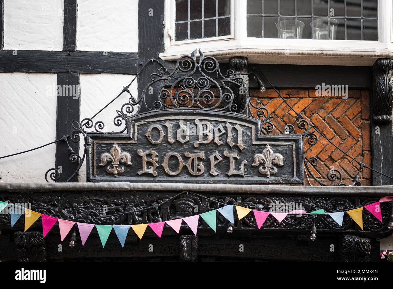 Derby, UK - il pub Old Belle nel centro di Derby, la casa pubblica più infestata. Vista oscura, moscura e scricchiolante dalla strada di ciottoli passerella a inquietante Foto Stock