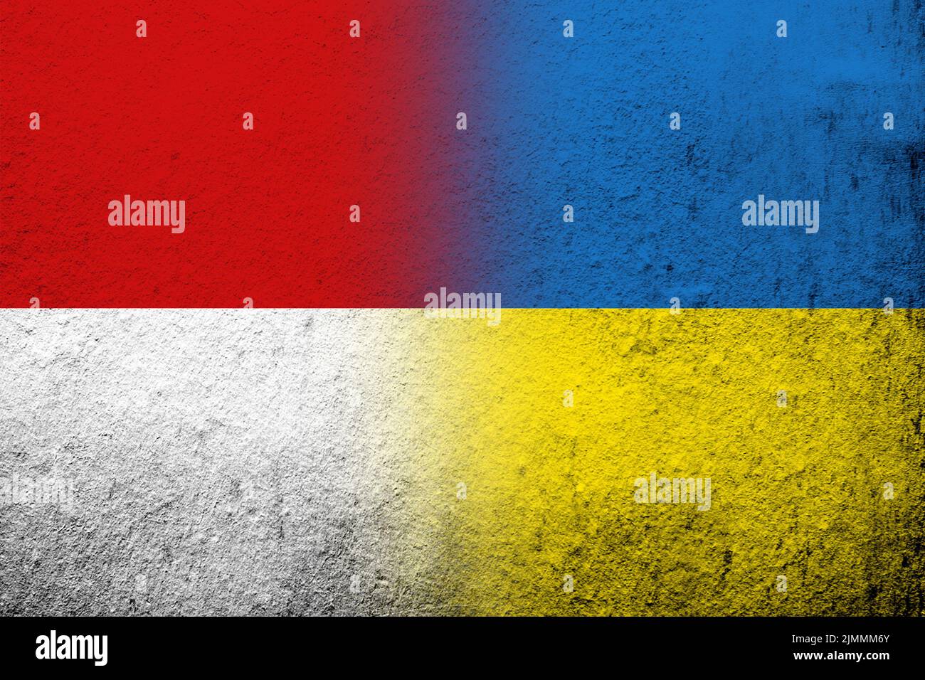 La Repubblica di Indonesia bandiera nazionale con bandiera nazionale dell'Ucraina. Grunge sfondo Foto Stock