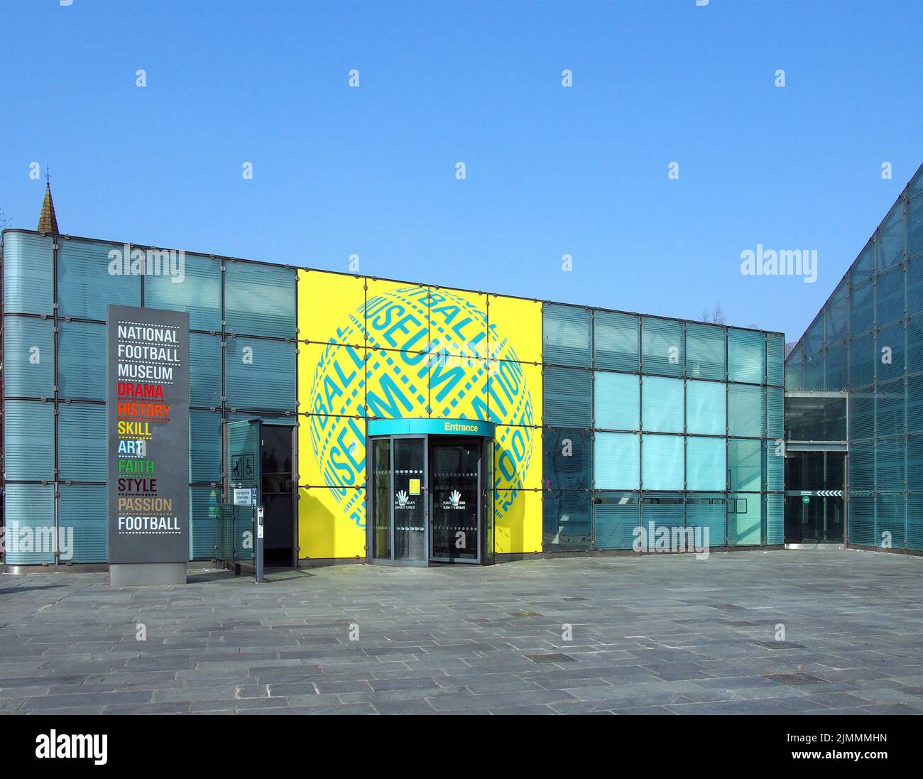 Indicazioni intorno all'ingresso principale del museo nazionale del calcio nel centro di manchester Foto Stock