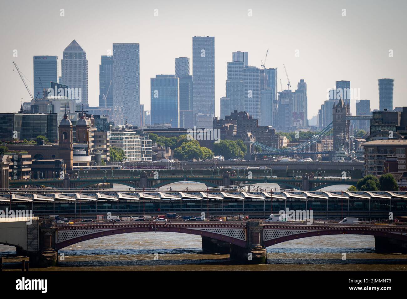 Una vista del Blackfriars Bridge e Canary Wharf a Londra in una giornata di sole. Data foto: Sabato 6 agosto 2022. Foto Stock