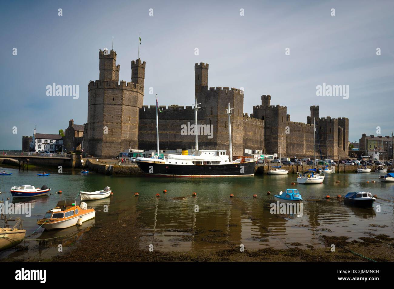 Il castello di Caernarfon è riconosciuto in tutto il mondo come uno dei più grandi edifici del Medioevo. Foto Stock