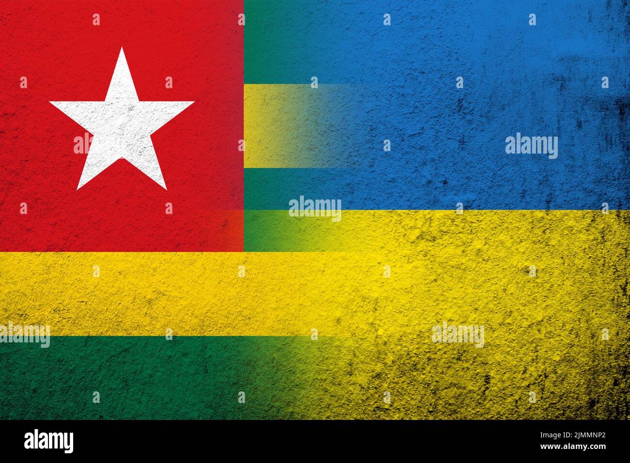 La Repubblica Togolese bandiera nazionale con bandiera nazionale dell'Ucraina. Grunge sfondo Foto Stock