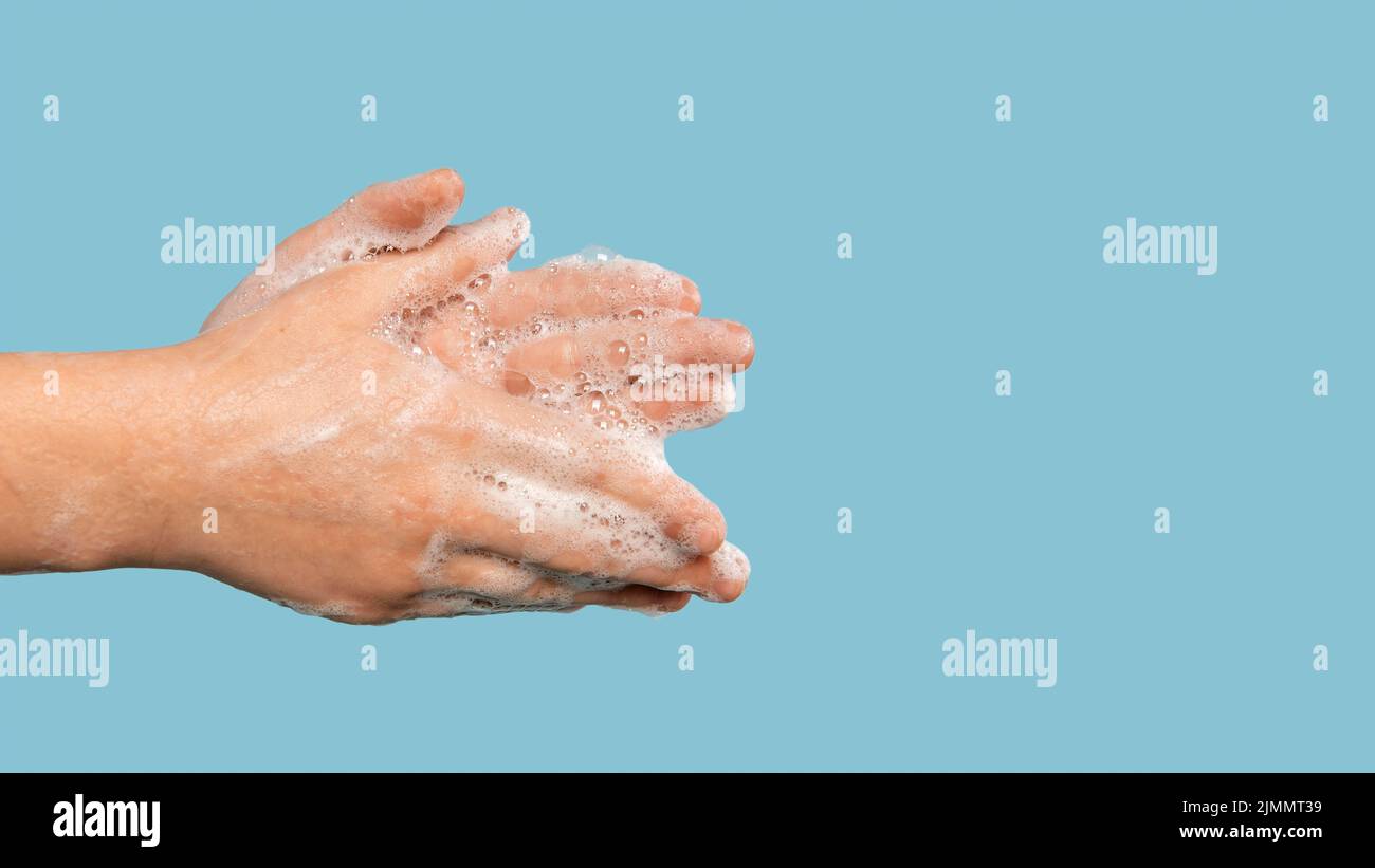 Persona di lato lavando le mani con spazio di copia Foto Stock