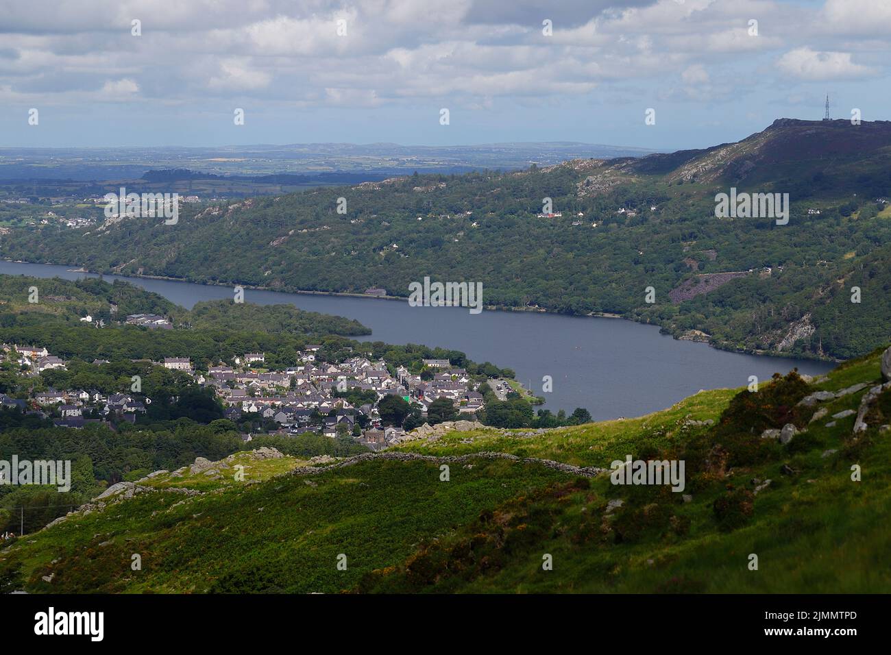 Una vista su Llanberis & Llyn Peris da Llaneris Sentiero di Snowdon Foto Stock