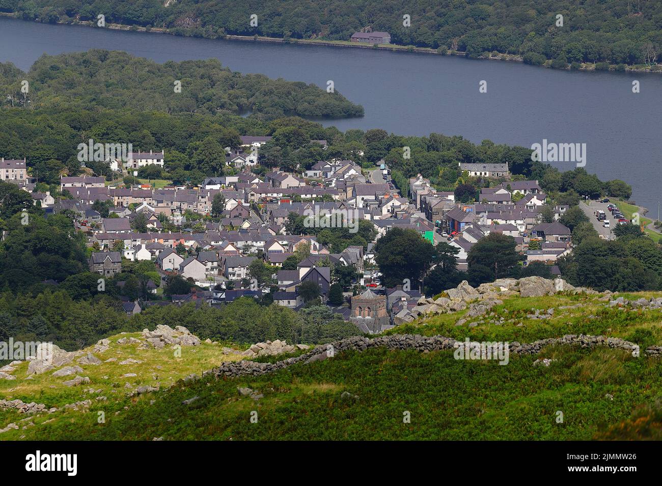 Una vista su Llanberis & Llyn Peris da Llaneris Sentiero di Snowdon Foto Stock