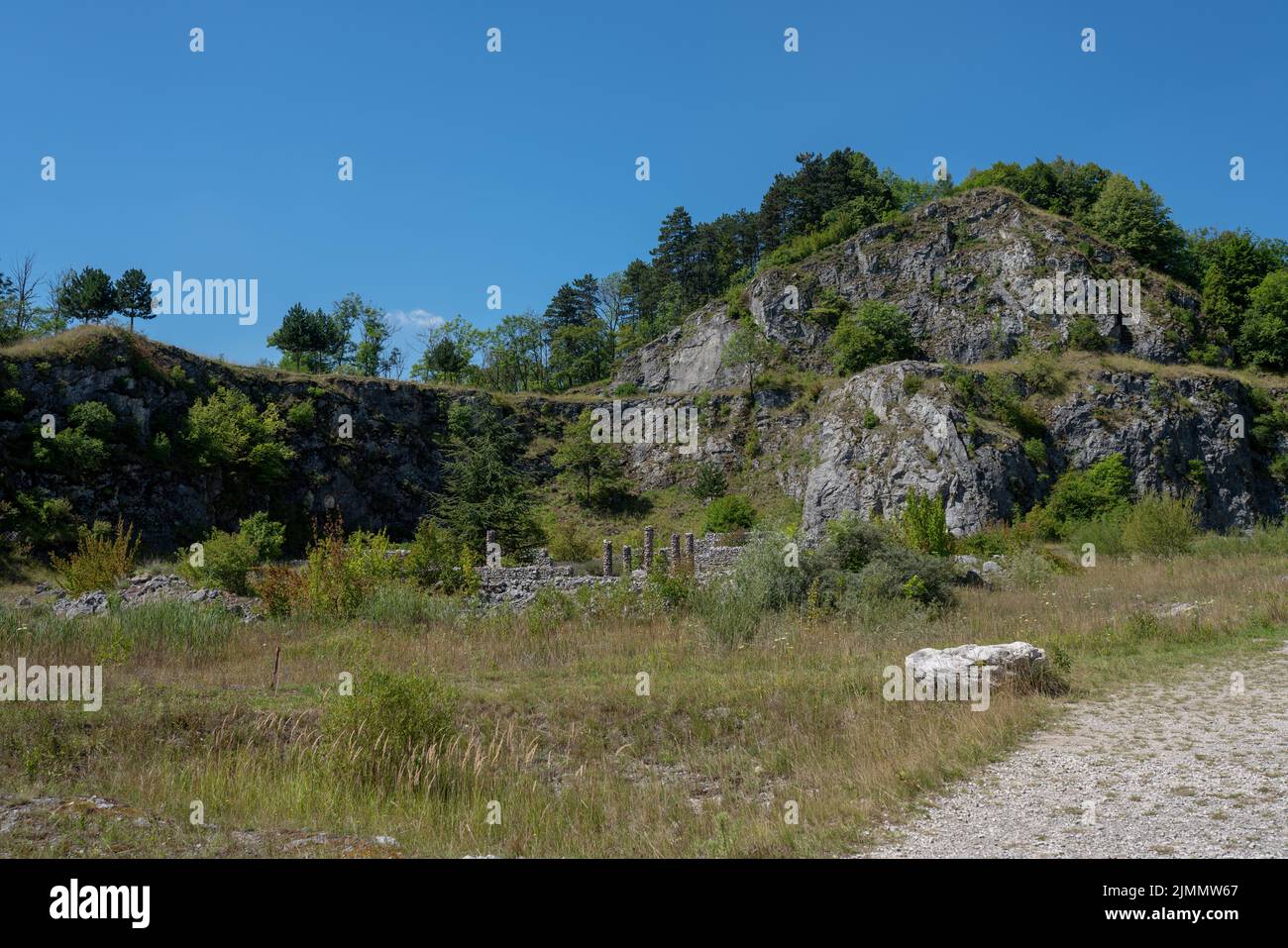 Ex cava di calcare nella città di Štramberk (Moravia), ricultivata in un arboreto e un parco. Foto Stock