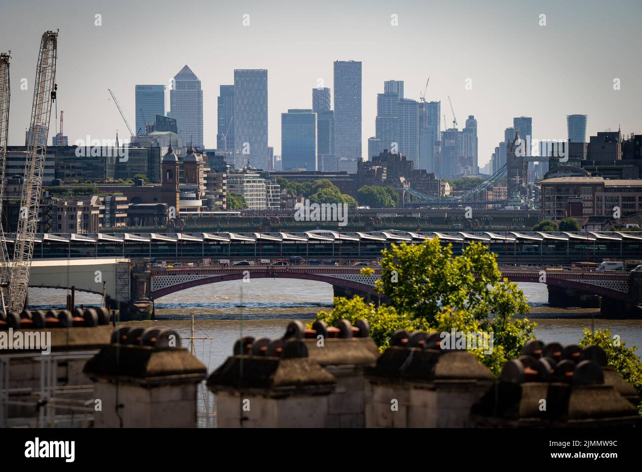 LA DATA DI CORREZIONE RITRASMESSA HA PRESO una vista di Blackfriars Bridge e Canary Wharf a Londra in una giornata di sole. Data foto: Domenica 7 agosto 2022. Foto Stock