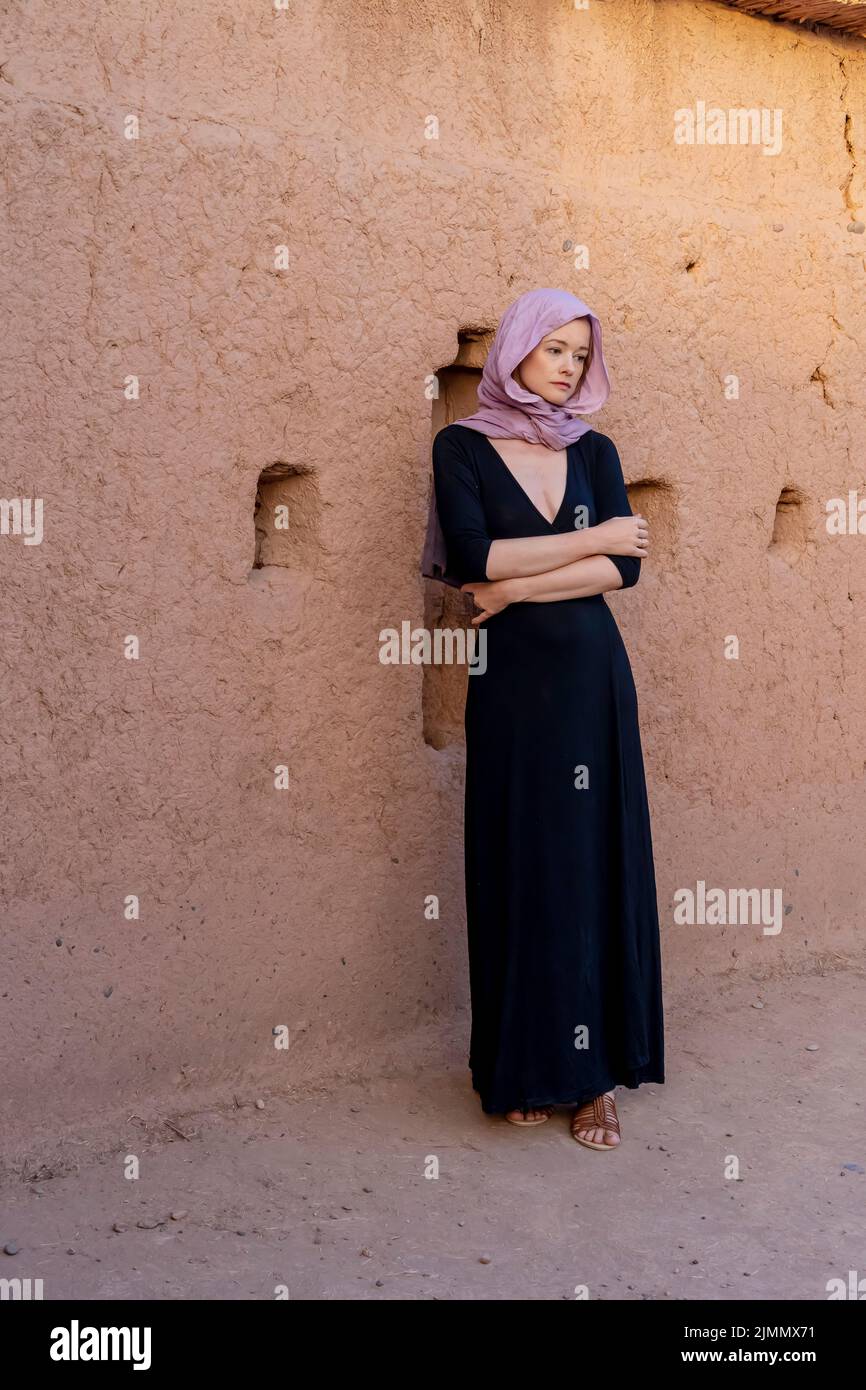 Un bel modello indossa un al-Amira mentre si viaggia verso il deserto del Sahara Foto Stock