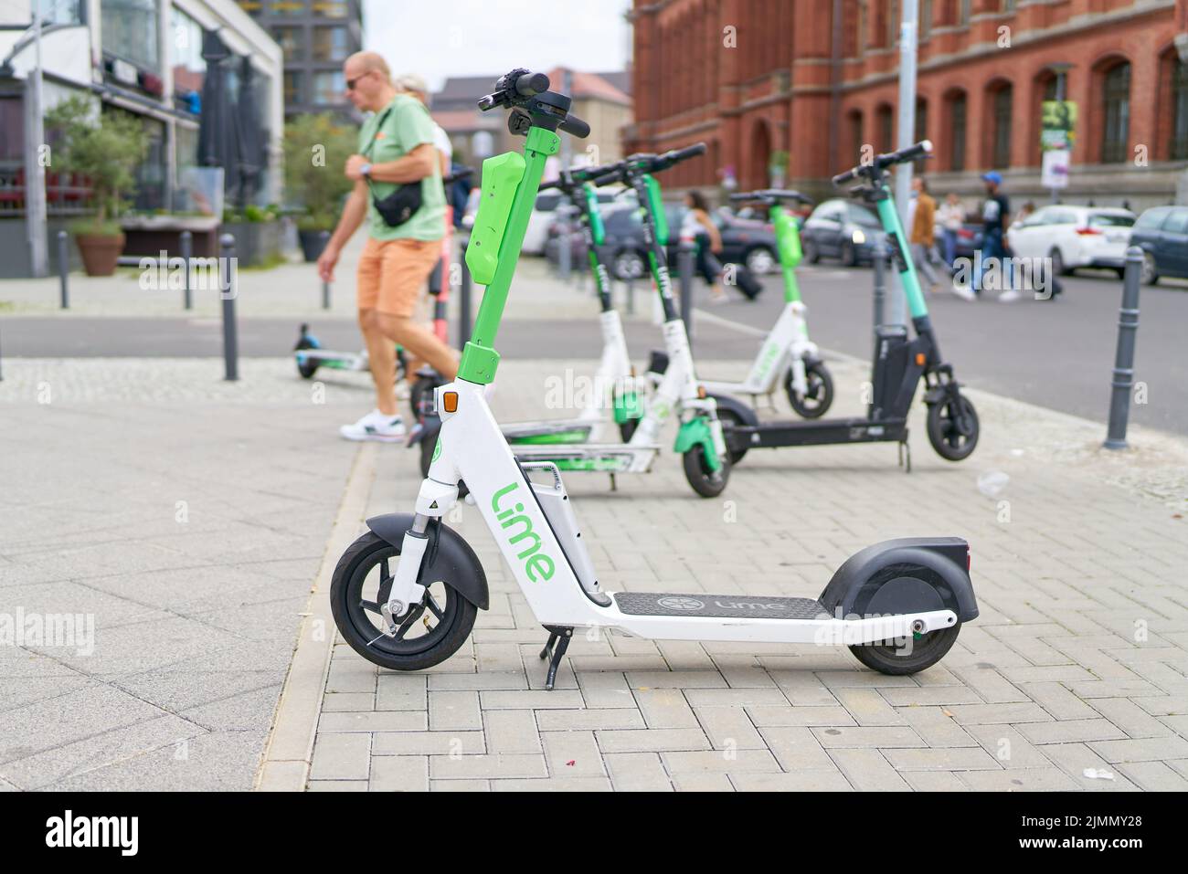 Scooter elettrico parcheggiato del gruppo Lime nel centro di Berlino Foto Stock