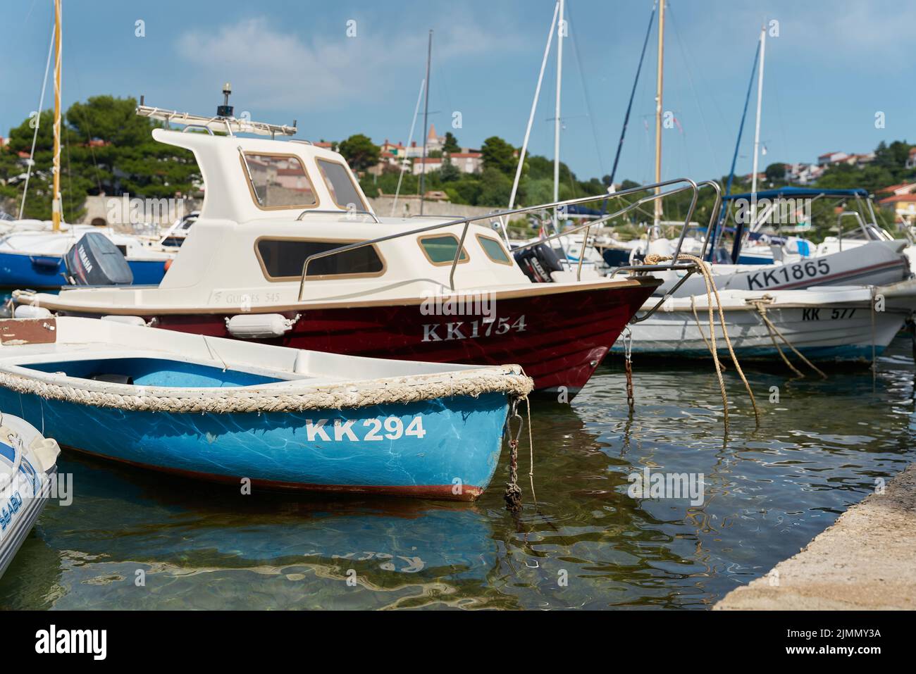 Barche nel porto della città di Krk sul mare Adriatico in Croazia Foto Stock