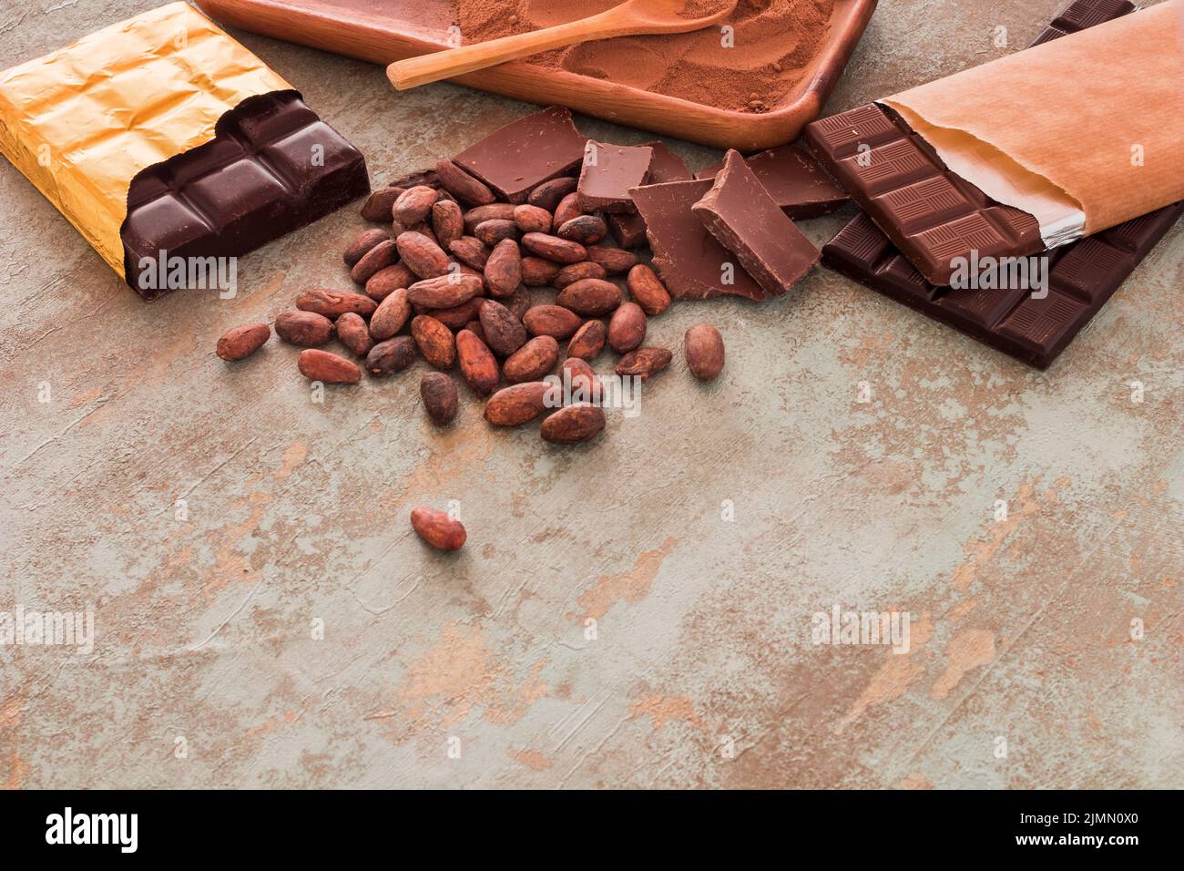 Barrette di cioccolato fondente in polvere di cacao Foto Stock