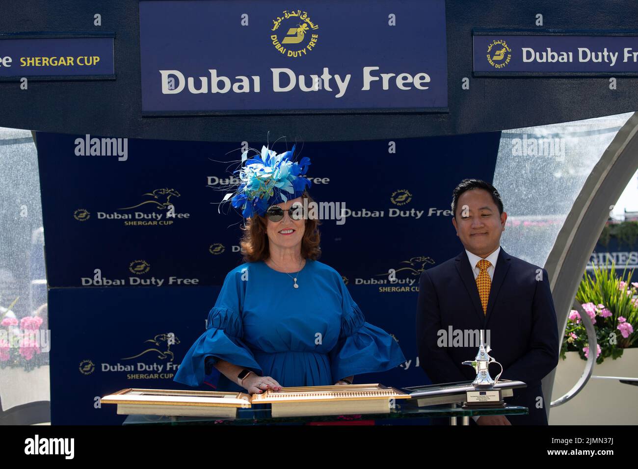 Ascot, Berkshire, Regno Unito. 6th Agosto 2022. Sinead el Sibai di Dubai Duty Free indossa un grazioso fascinator blu e si veste mentre fa le presentazioni ai vincitori di Ascot. Credit: Maureen McLean/Alamy Foto Stock