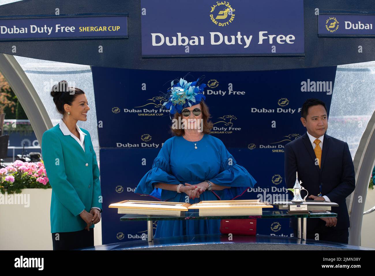 Ascot, Berkshire, Regno Unito. 6th Agosto 2022. Sinead el Sibai di Dubai Duty Free indossa un grazioso fascinator blu e si veste mentre fa le presentazioni ai vincitori di Ascot. Credit: Maureen McLean/Alamy Foto Stock