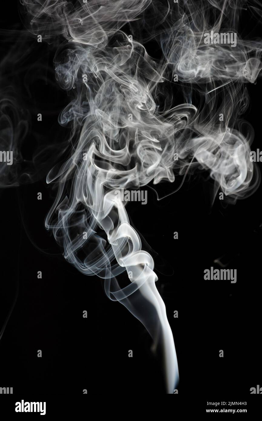 Emissione di fumo bianco su sfondo nero Foto Stock