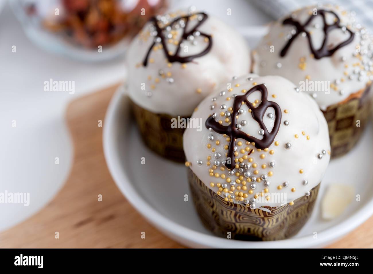 Dolci pasquali tradizionali per la Pasqua Ortodossa con l'iscrizione: Ð Ð - Cristo è risorto! Foto Stock