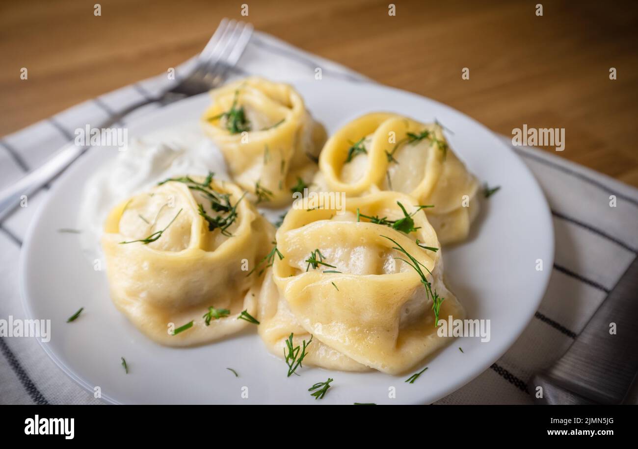 Cucina nazionale kazaka e uzbeka - manti con Meet Foto Stock
