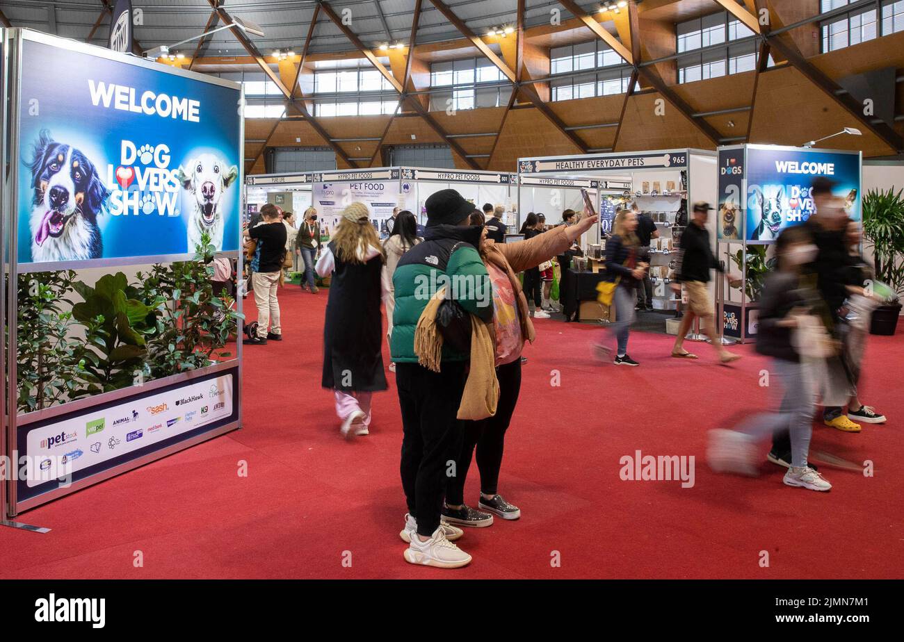 Sydney, Australia. 7th ago 2022. La gente visita il Dog Lovers Show a Sydney, Australia, 7 agosto 2022. Dopo una pausa di tre anni a causa della pandemia COVID-19, il più grande evento dedicato ai cani, il Dog Lovers Show, ha portato ancora una volta i fan dei cuccioli in un paradiso di divertimento furioso. I club di razza del cane che rappresentano più di 40 razze nello stato del nuovo Galles del Sud (NSW) hanno preso parte all'evento di due giorni del fine settimana, portando oltre 800 cani allo spettacolo, che offre una buona opportunità per educare, intrattenere e ispirare i proprietari e gli amanti del cane. Credit: HU Jingchen/Xinhua/Alamy Live News Foto Stock Sydney, Australia. 7th ago 2022. La gente visita il Dog Lovers Show a Sydney, Australia, 7 agosto 2022. Dopo una pausa di tre anni a causa della pandemia COVID-19, il più grande evento dedicato ai cani, il Dog Lovers Show, ha portato ancora una volta i fan dei cuccioli in un paradiso di divertimento furioso. I club di razza del cane che rappresentano più di 40 razze nello stato del nuovo Galles del Sud (NSW) hanno preso parte all'evento di due giorni del fine settimana, portando oltre 800 cani allo spettacolo, che offre una buona opportunità per educare, intrattenere e ispirare i proprietari e gli amanti del cane. Credit: HU Jingchen/Xinhua/Alamy Live News Foto Stock