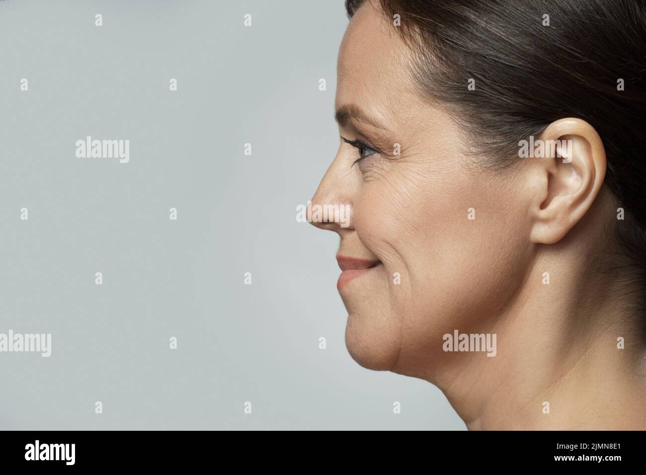 Donna piuttosto di mezza età con pelle rugosa Foto Stock