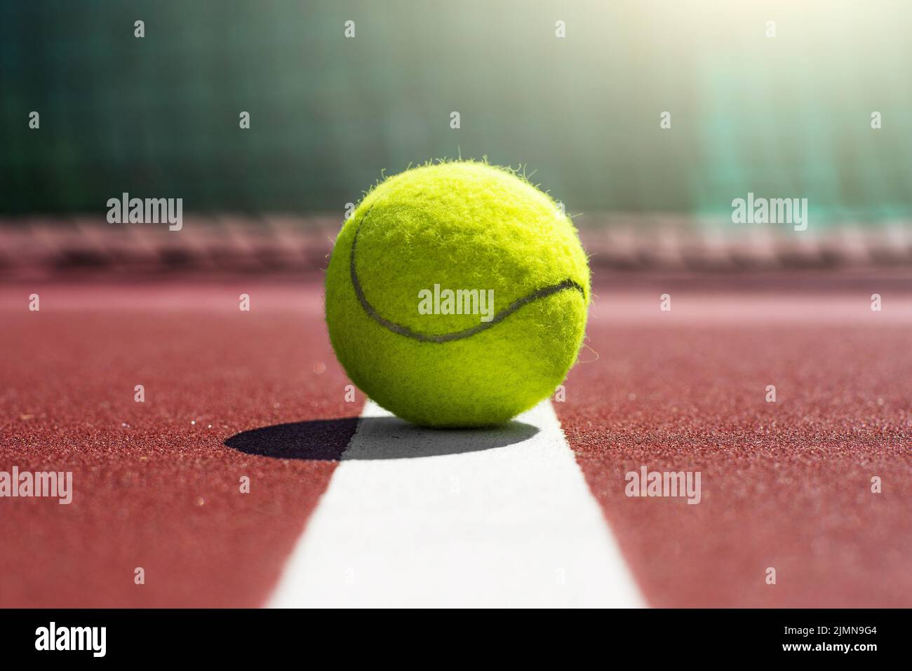 Palla da tennis adagiata sul campo. Concetto di stile di vita sano Foto Stock