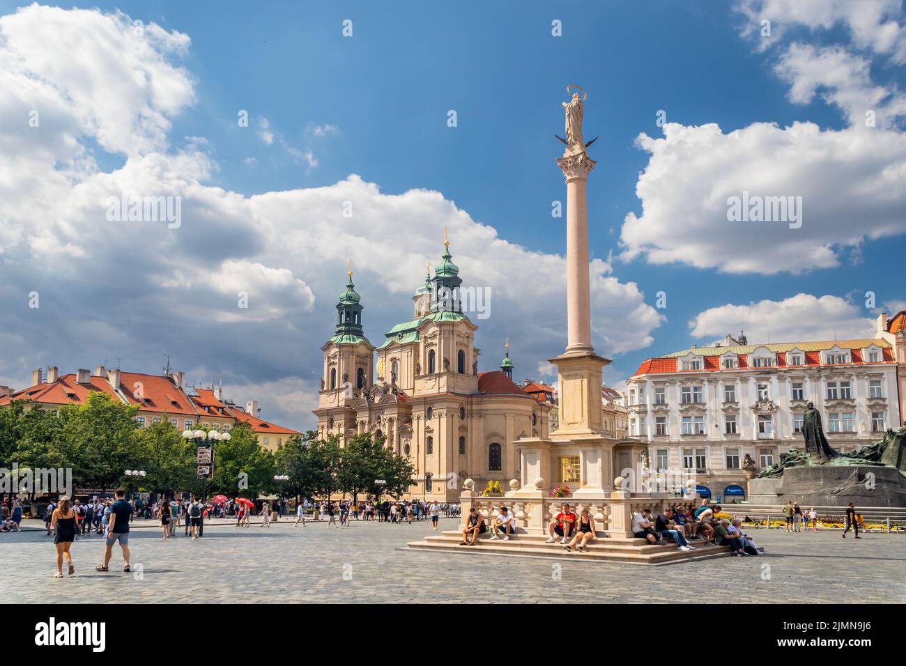 Piazza della Città Vecchia con Chiesa di San Nicola e colonna mariana, Praga, repubblica Ceca Foto Stock