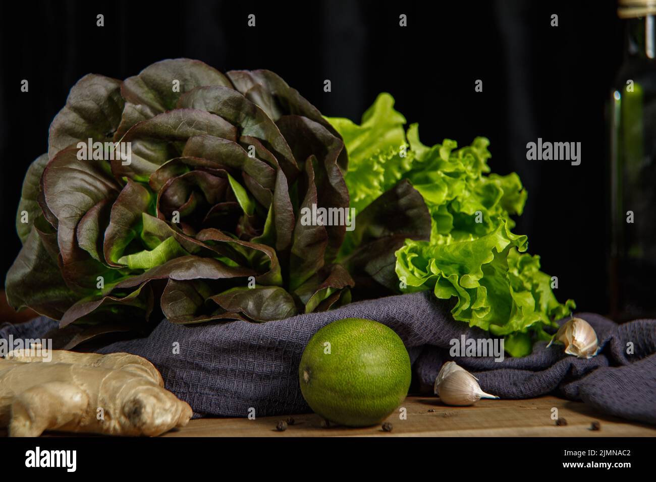 Mazzo di foglie di lattuga fresche su sfondo scuro. Primo piano. Foto Stock