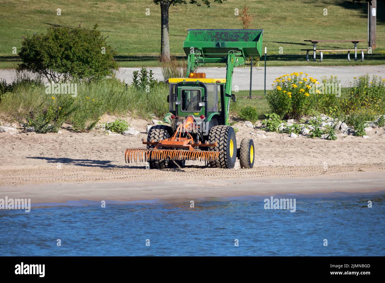 Preparazione della spiaggia prima dell'arrivo dei visitatori Foto Stock