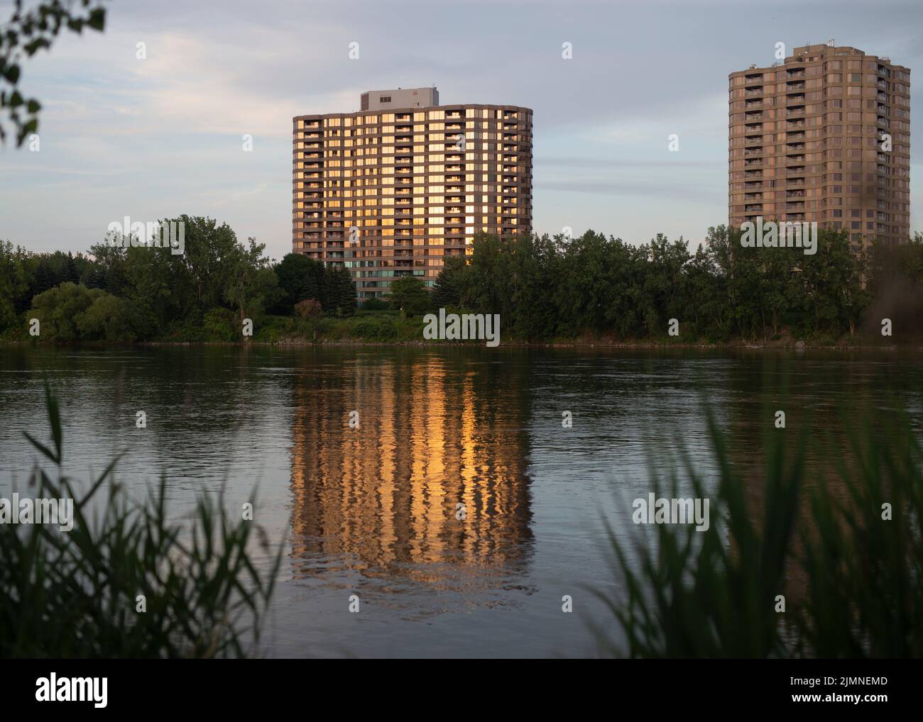 Una vista di un edificio condominio sull'isola di Nun a Montreal, Quebec, Canada il 20 luglio 2022. Foto Stock