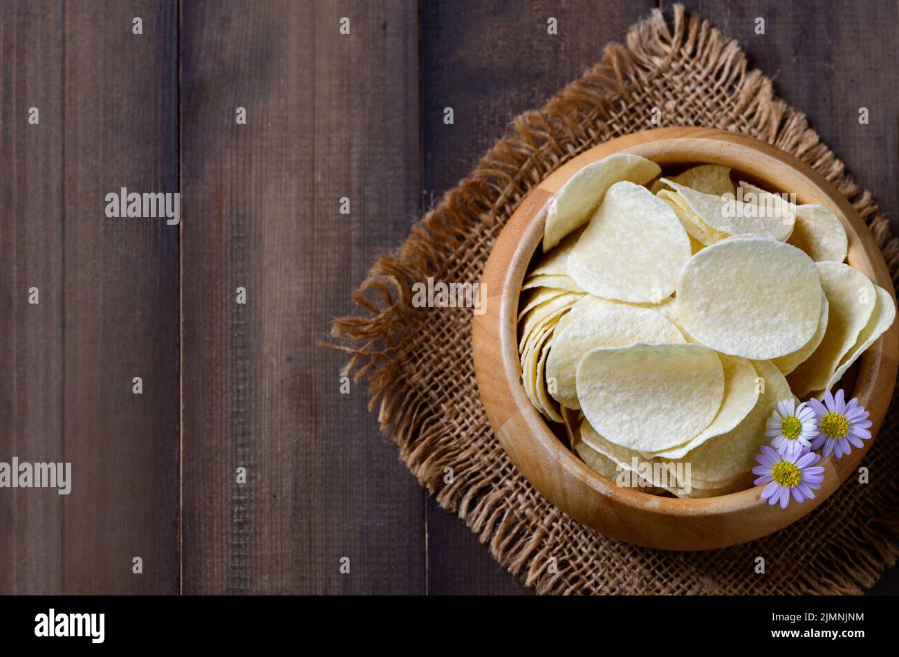 Vista dall'alto della ciotola di patate su sfondo di legno con spazio copia, cibi grassi o cibi spazzatura Foto Stock