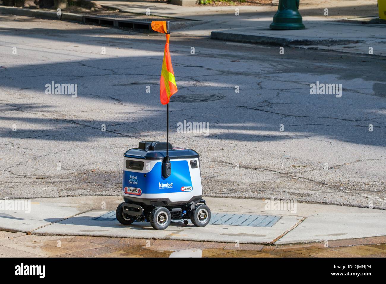 NEW ORLEANS, LA, Stati Uniti d'America - 5 AGOSTO 2022: Consegna di cibo Kiwibot veicolo robotico fermo ad un incrocio nel campus della Tulane University Foto Stock