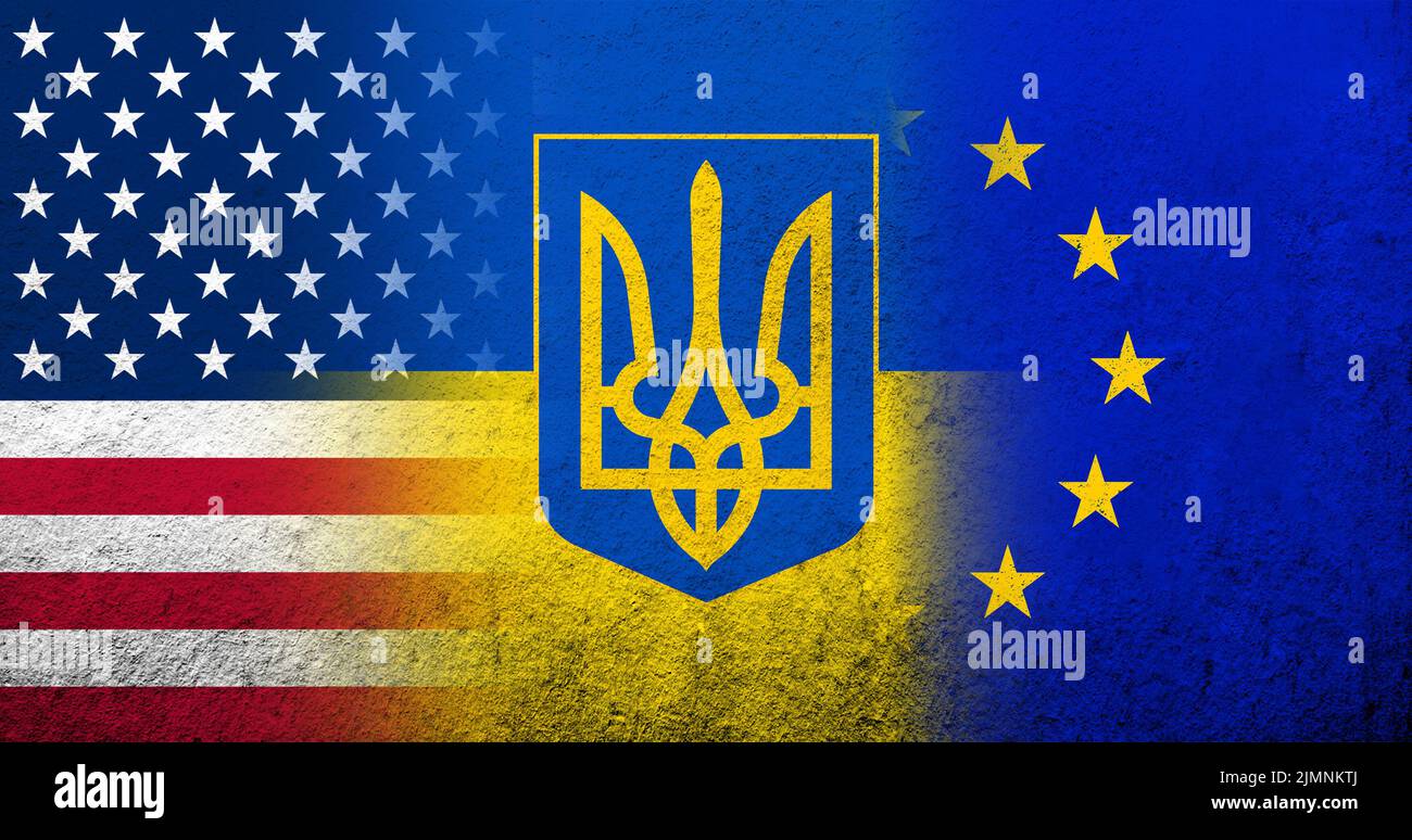 Bandiera nazionale dell'Ucraina con stemma tryzub, Stati Uniti d'America bandiera nazionale degli Stati Uniti e bandiera dell'Unione europea. Gr Foto Stock