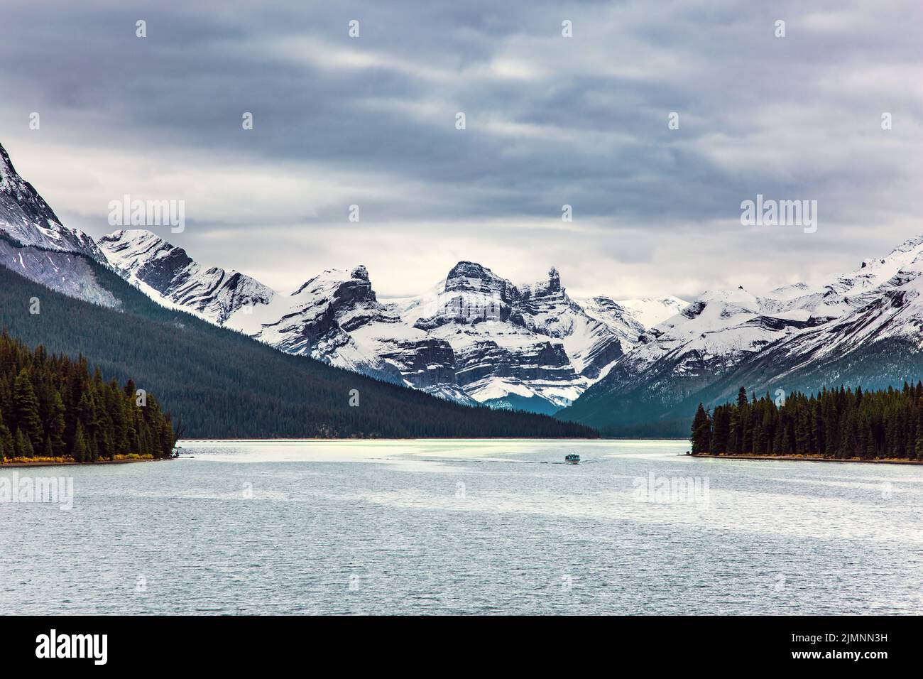 Lago Maligne nelle montagne innevate Foto Stock