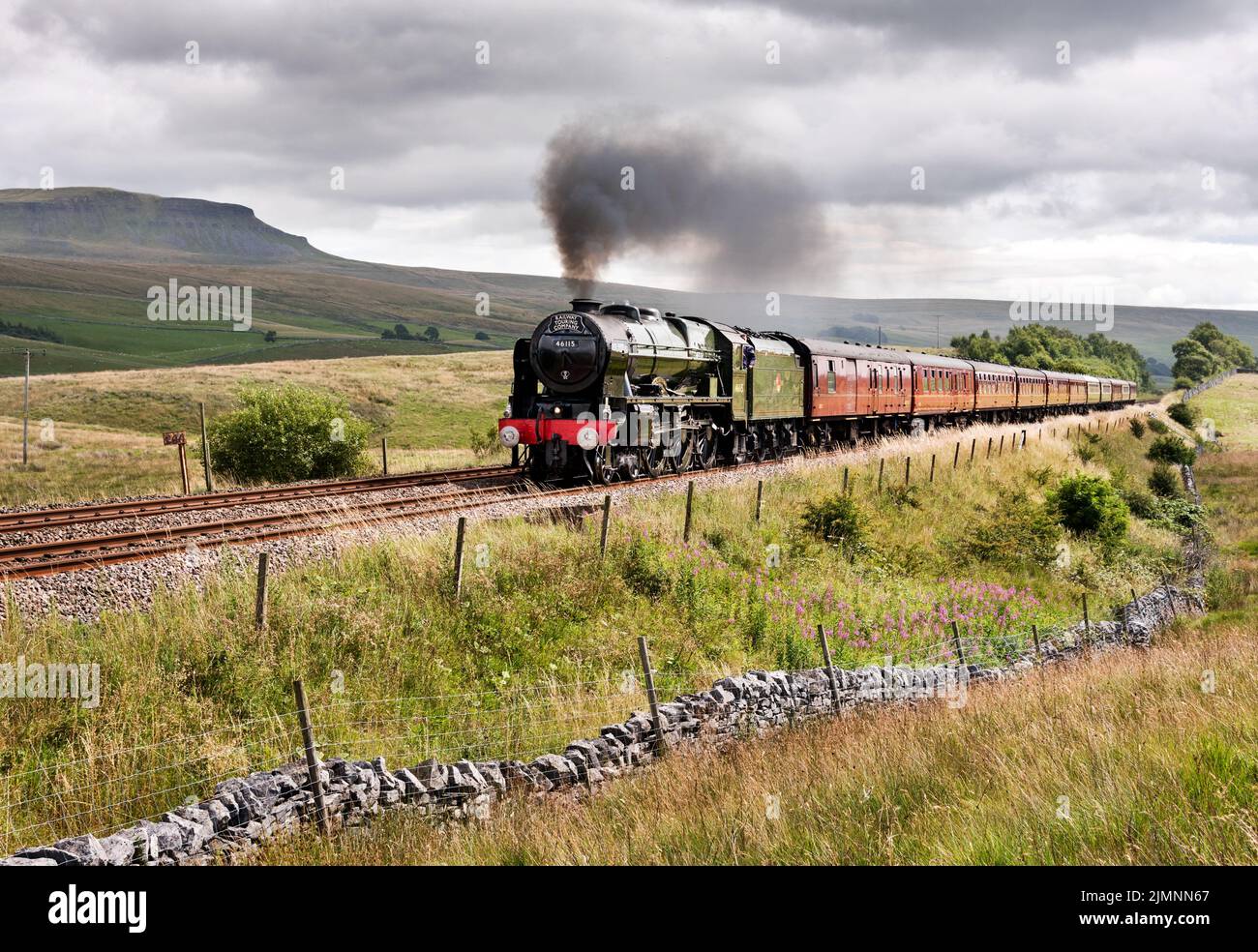 Locomotiva a vapore 'Scots Guardsman' con il treno speciale 'The Waverley' sulla famosa linea ferroviaria Settle-Carlilse, 7th agosto 2022. Il treno è visto a Selside, vicino a Horton-in-Ribblesdale nel Parco Nazionale di Yorkshire Dales. Pen-y-ghent, una delle tre cime, è vista sullo sfondo. Il viaggio è stato un giorno a Carlisle da York, con la trazione a vapore che ha trasportato il treno da Hellifield a Carlisle e ritorno. Credit: John Bentley/Alamy Live News Foto Stock