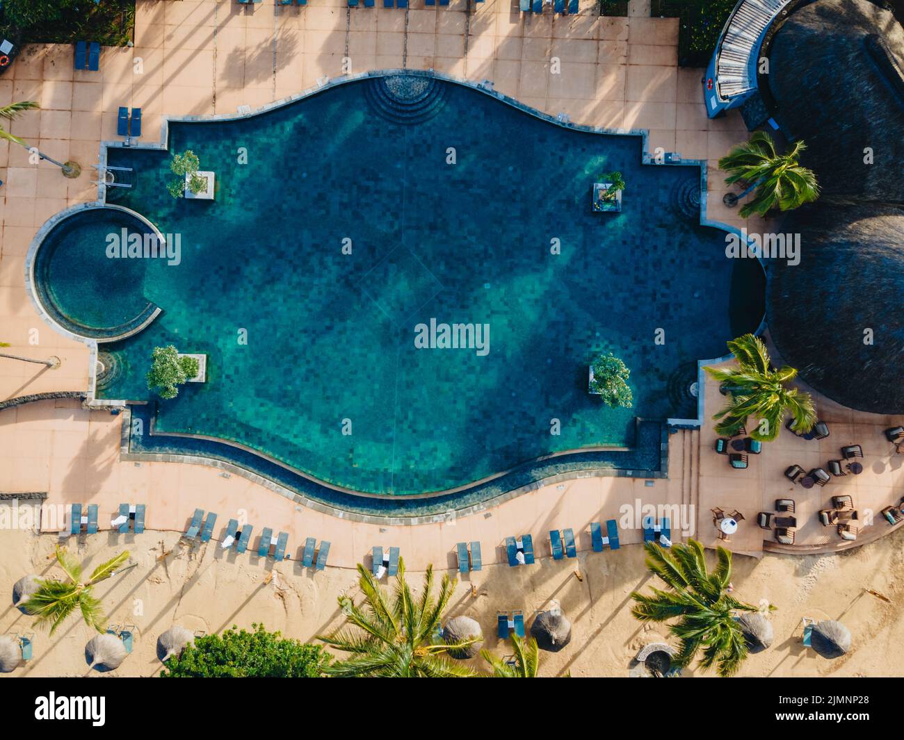 Vista aerea dei droni del resort tropicale, vista aerea dei droni del resort tropicale con piscina e oceano Foto Stock