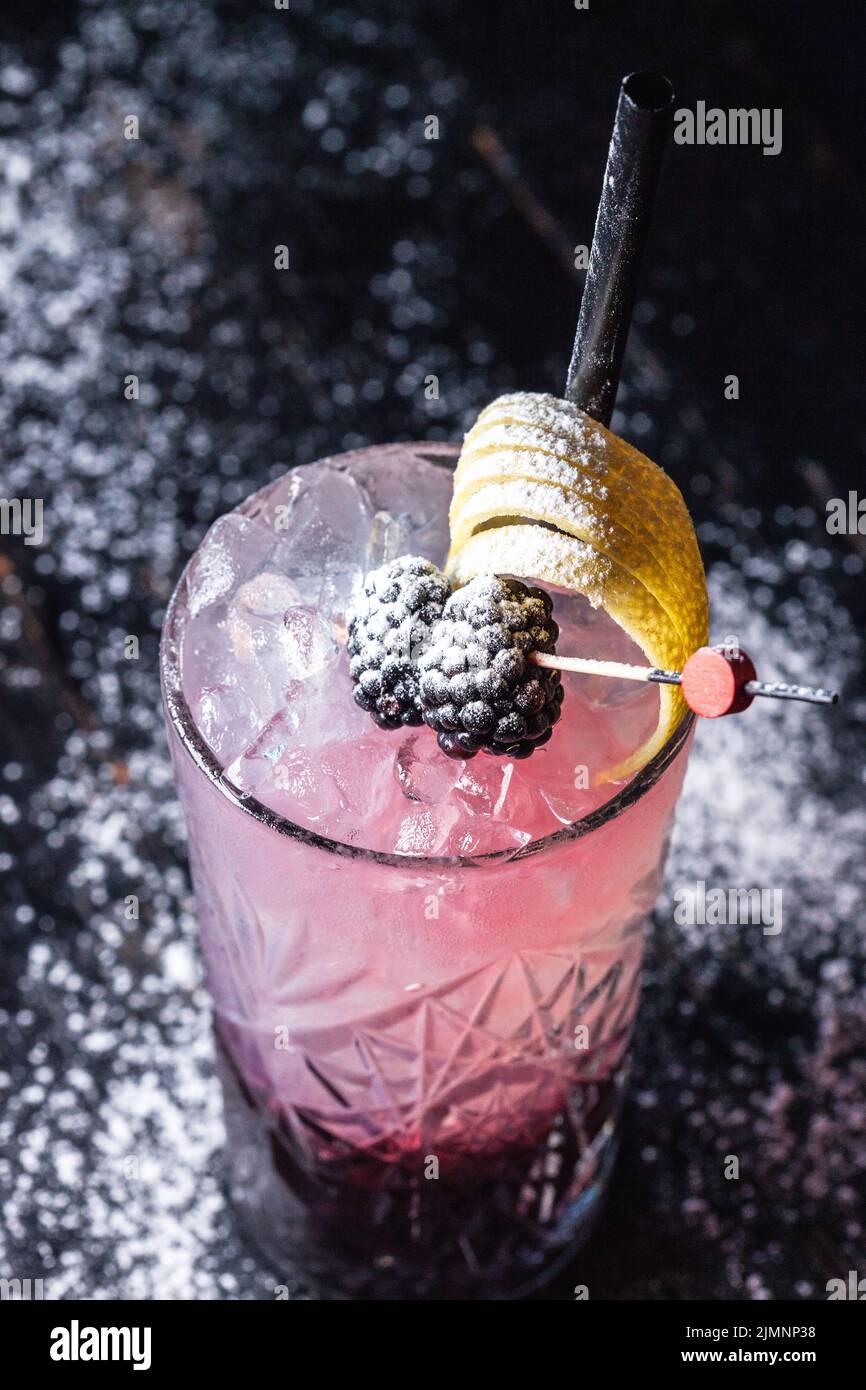 Cocktail di fragole con ghiaccio e paglia da vicino Foto Stock