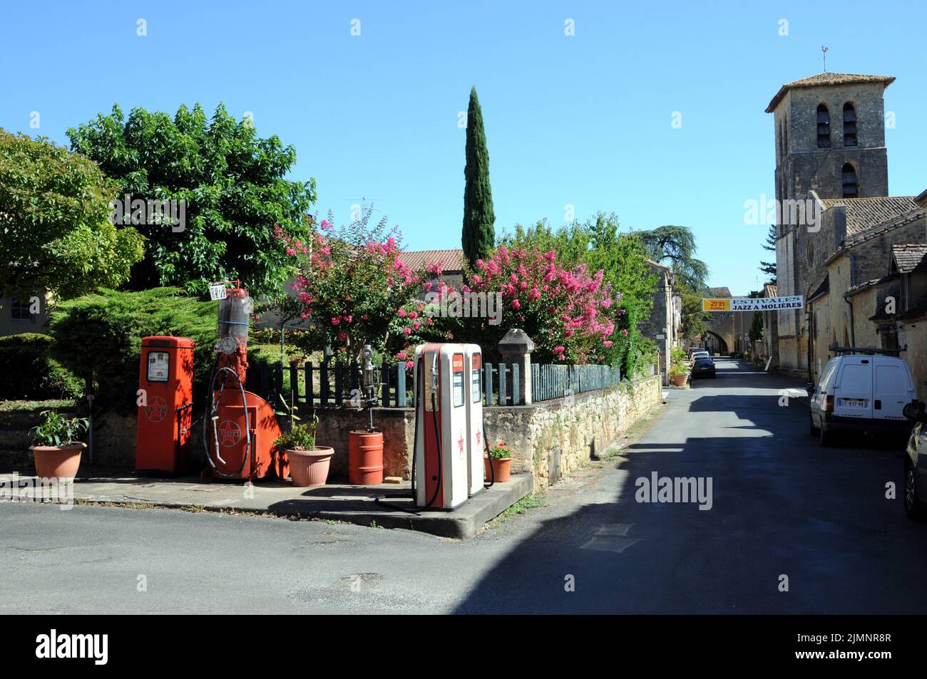 Pompe storiche per la benzina e due tempi nel villaggio di Molières nel dipartimento della Dordogna del sud-ovest della Francia. Foto Stock