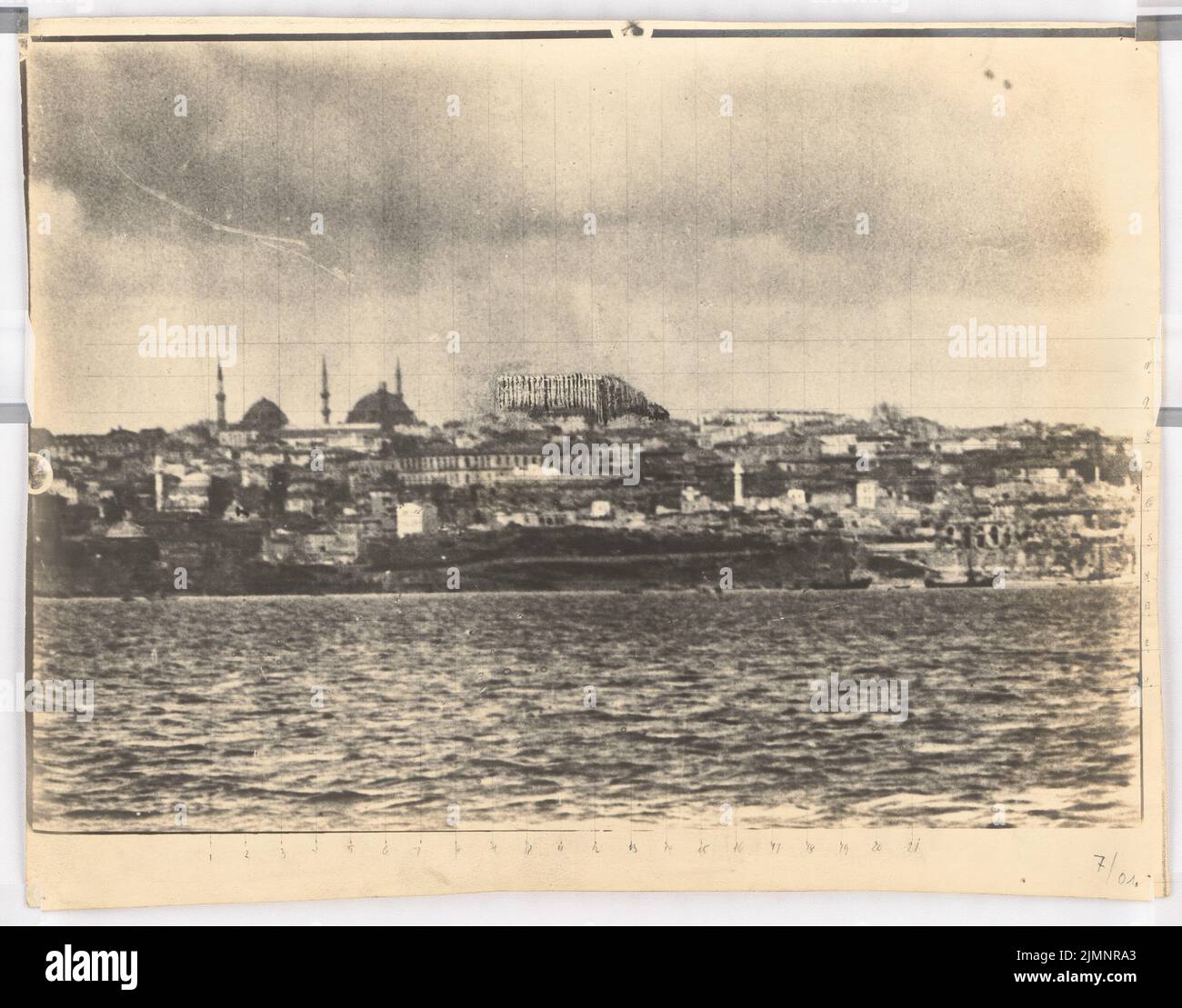 Poelzig Hans (1869-1936), Casa dell'amicizia, Istanbul (1916): Vista di Istanbul dal mare. Matita su carta, 26,4 x 33,7 cm (compresi i bordi di scansione) Poelzig Hans (1869-1936): Haus der Freundschaft, Istanbul Foto Stock