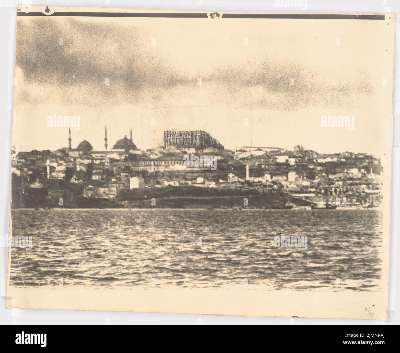 Poelzig Hans (1869-1936), Casa dell'amicizia, Istanbul (1916): Vista di Istanbul con l'uso della Casa dell'amicizia. Matita su carta, 26,9 x 33,1 cm (compresi i bordi di scansione) Poelzig Hans (1869-1936): Haus der Freundschaft, Istanbul Foto Stock