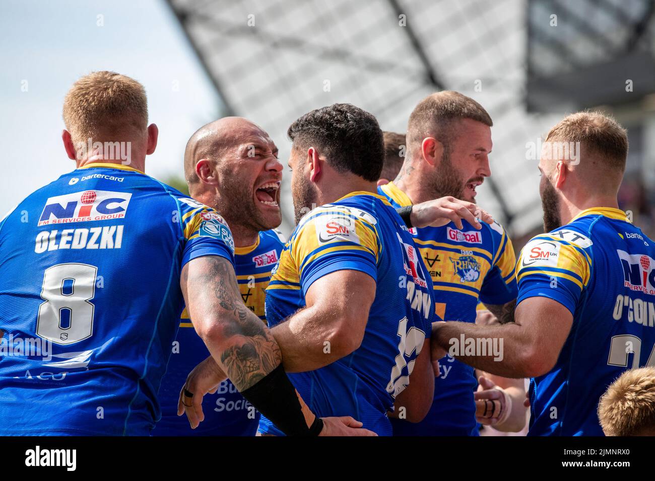 Bodene Thompson #19 di Leeds Rhinos festeggia con il giocatore di prova Rhyse Martin che la rende 16-0 nella prima metà a Leeds, Regno Unito il 8/7/2022. (Foto di James Heaton/News Images/Sipa USA) Foto Stock